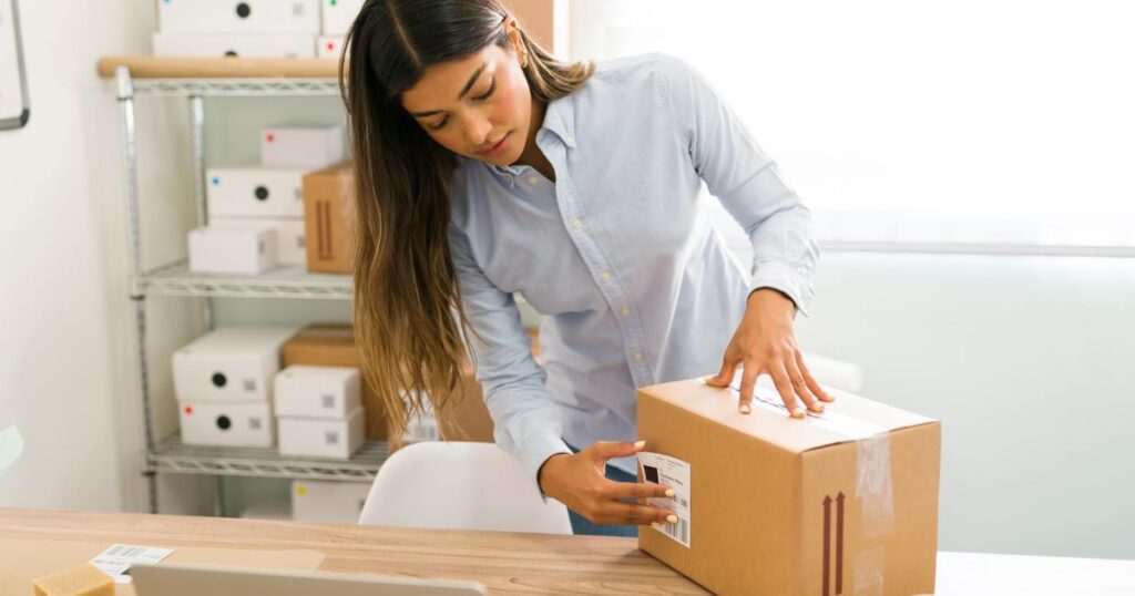 Mulher embalando pedidos