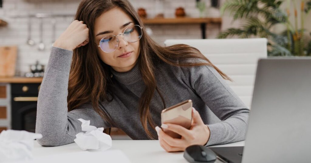 Mulher distraída com o celular