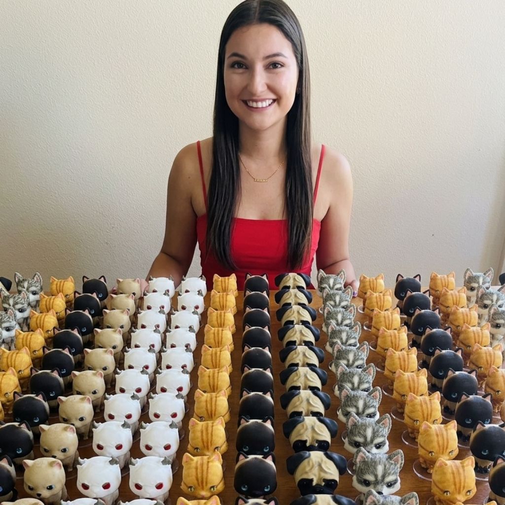 Mulher com bonecos 3d na mesa
